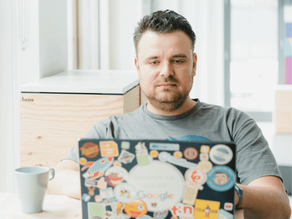 Tim Ehling, Entwickler von prmptx.app, arbeitet am Laptop an neuen KI-Tools.